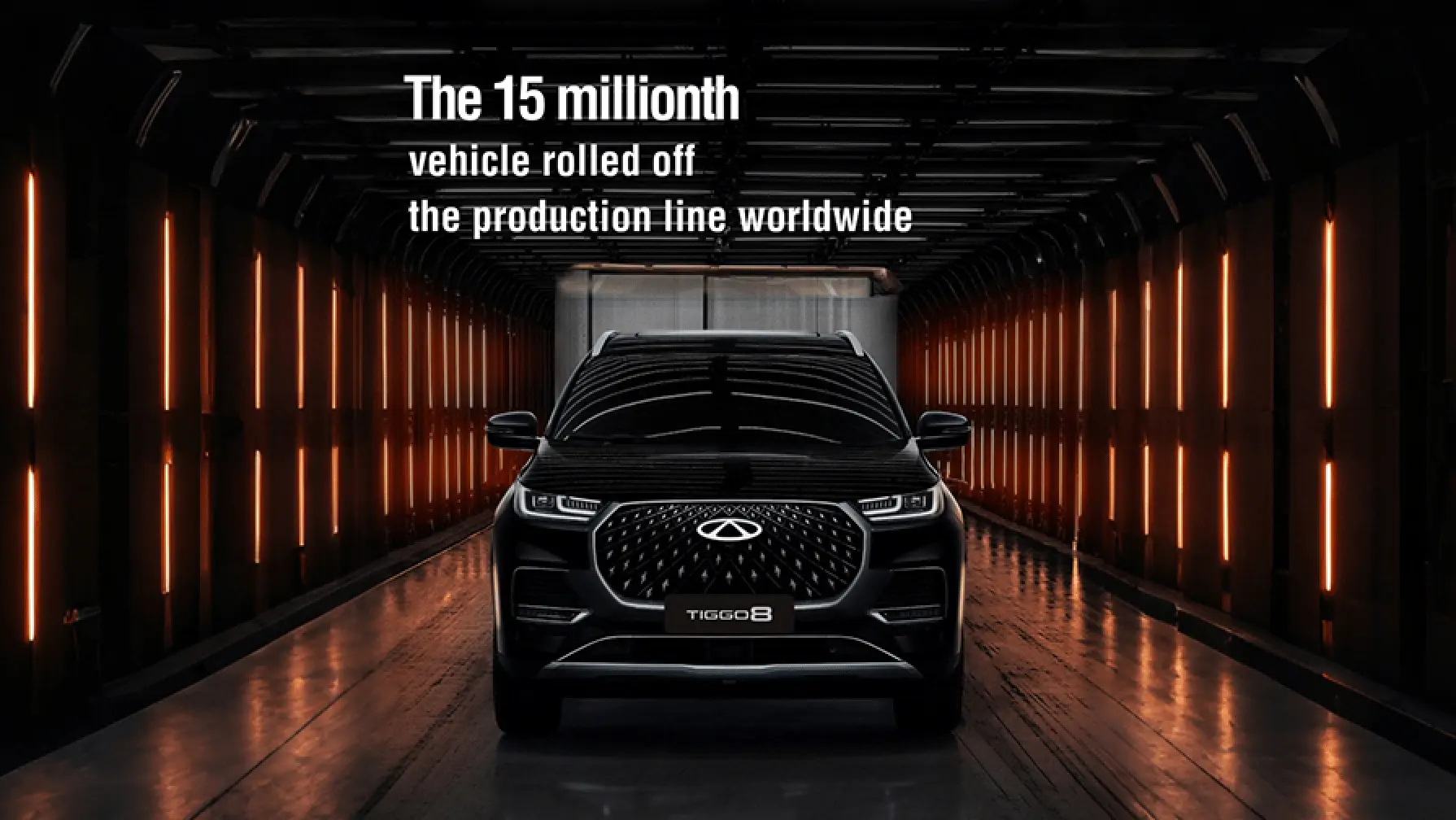 Chery Tiggo 8 rollt als 15-millionstes Fahrzeug vom Band - historischer Meilenstein der weltweiten Produktionslinie in dramatischer Beleuchtung