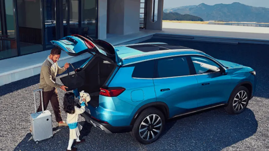 Familie verstaut Gepäck im blauen Chery Tiggo SUV