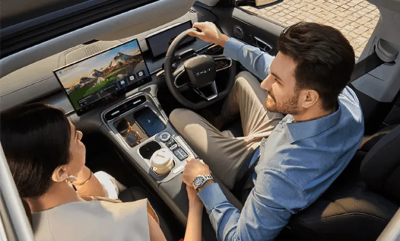 Fahrer bedient das Infotainment-System im Chery Innenraum