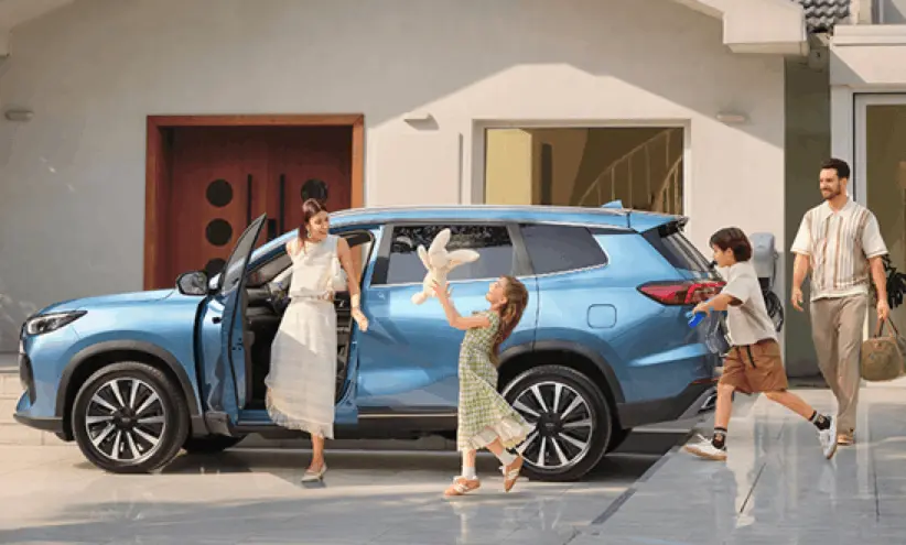 Personen an einem blauen Chery SUV im Freien